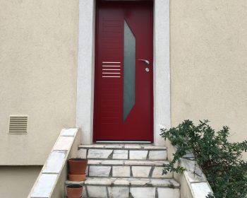 Porte d’entrée aluminium rouge 3004 granité installée