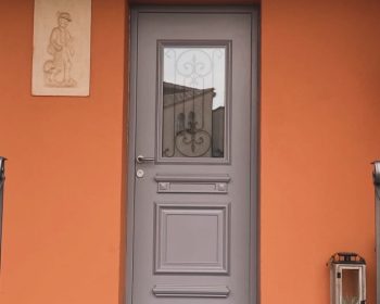 Porte d’entrée aluminium gris 2400 sablé installée