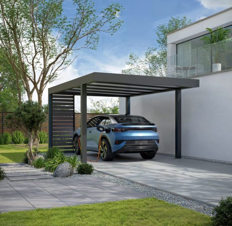 Carport aluminium moderne Odyssée installé devant une maison contemporaine, abritant un véhicule électrique en cours de recharge.