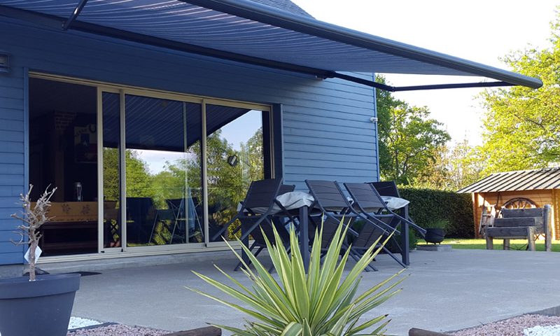 Store extérieur AAIDF sur mesure avec coffre intégral, idéal pour ombrager votre terrasse. Confort thermique, design moderne et motorisation possible. Fabrication française.