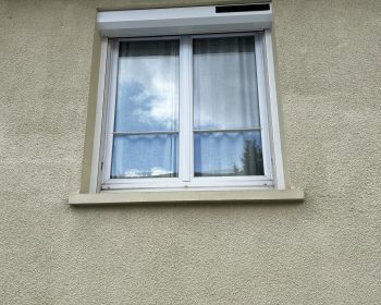 Volet roulant aluminium blanc sur mesure installé sur maison