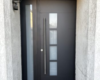 Porte d’entrée aluminium noir 2100 sablé installée sur maison